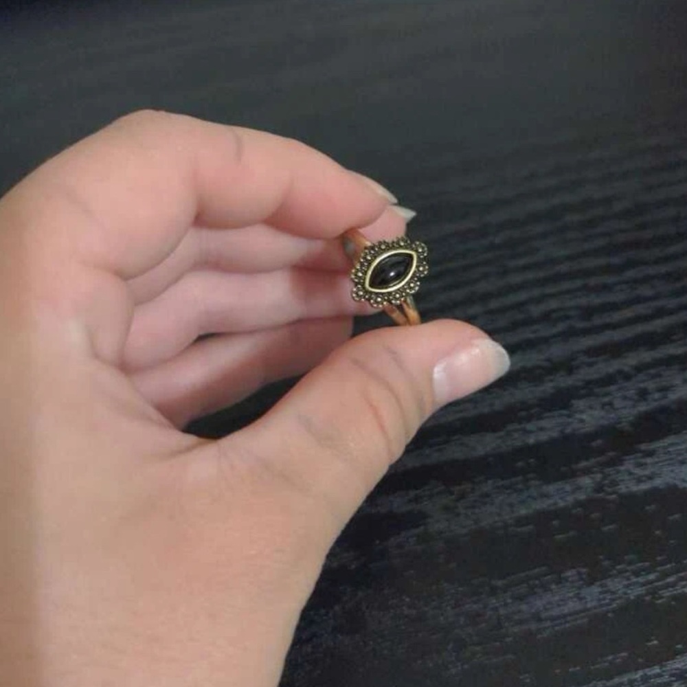 Vintage Woman’s Antique Gold Black Onyx Oval Natural Stone Floral Victorian Ring - Picture 10 of 13